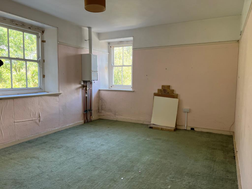 Lot: 25 - DETACHED HOUSE FOR IMPROVEMENT ON GOOD SIZED PLOT -